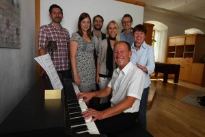 Vertreter des Kinderheims und des Rotaract Club Passau am neuen E-Piano